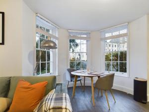 The Grove 1-Bed Cheltenham Town Centre Apartment with Private Parking