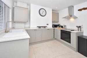 Chapel House by YourStays - Two bed cottage in Market Town of Sandbach, high end finish