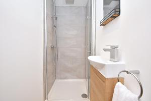 Chapel House by YourStays - Two bed cottage in Market Town of Sandbach, high end finish