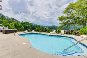 Gatlinburg Condo with Smoky Mtn Views Walk to Dwtn!