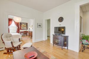 Tasteful Gardiner Triplex Near Downtown Augusta!