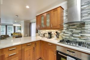 Lake Oswego Home with Deck 9 Mi to Downtown Portland