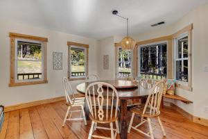 Expansive retreat with ridge top views & hot tub