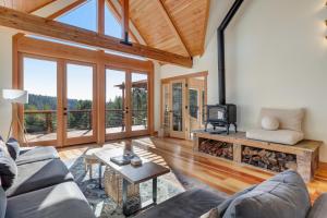 Expansive retreat with ridge top views & hot tub