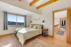 Expansive retreat with ridge top views & hot tub