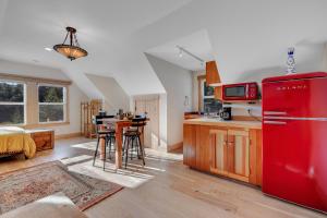 Albion Getaway - Ridge Views Hiking & Game Lounge