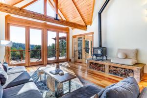 Stunning 3BR with ridge top views and hot tub