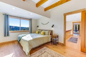 Stunning 3BR with ridge top views and hot tub