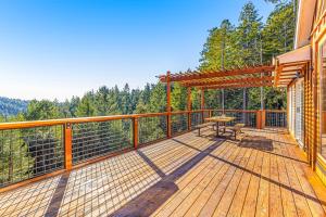 Stunning 3BR with ridge top views and hot tub