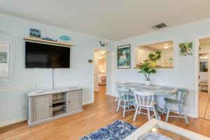 Lovely St Pete Beach Cottage, Walk to Beach and Town