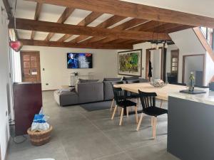 Casa nueva en country pucon con piscina y quincho compartido con casa gemela