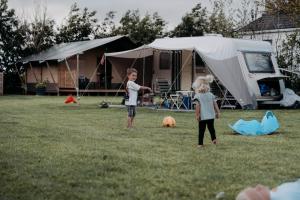 Camping De Tulpenweide lege Kampeerplaats, lege plaats op het gras zonder bed