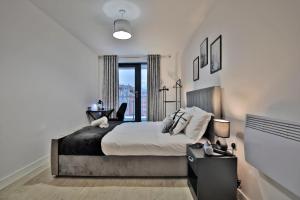 Avalora Short Lets & Serviced Accommodation - 2Bed & 2Baths Ensuite, Parking, Balcony, Wi-Fi, Netflix, Media City