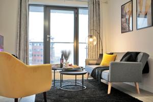 Avalora Short Lets & Serviced Accommodation - 2Bed & 2Baths Ensuite, Parking, Balcony, Wi-Fi, Netflix, Media City