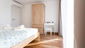 Apartments with a parking space Malinska, Krk - 21768