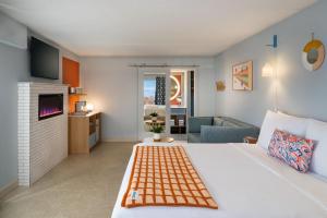 Deluxe Fireplace King room in Island Drive Lodge