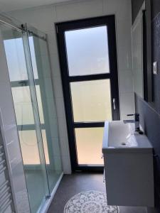 Enkhuizer Strand Chalet Strandpanorama Zweite Reihe mit Zaun Hausnr 203