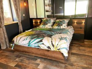 Maisons de vacances Loft industriel avec Spa, Sauna et Hammam en Touraine – Jardin clos et equipements haut de gamme - FR-1-381-559 : photos des chambres