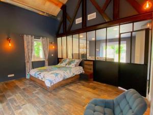 Maisons de vacances Loft industriel avec Spa, Sauna et Hammam en Touraine – Jardin clos et equipements haut de gamme - FR-1-381-559 : photos des chambres