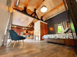 Maisons de vacances Loft industriel avec Spa, Sauna et Hammam en Touraine – Jardin clos et equipements haut de gamme - FR-1-381-559 : photos des chambres