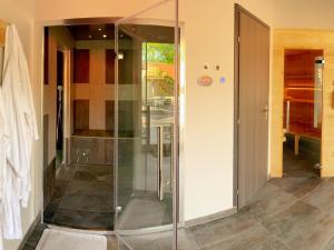 Maisons de vacances Loft industriel avec Spa, Sauna et Hammam en Touraine – Jardin clos et equipements haut de gamme - FR-1-381-559 : photos des chambres