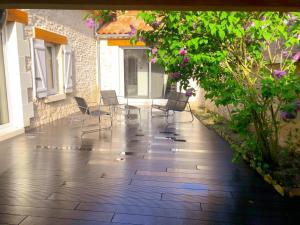 Maisons de vacances Loft industriel avec Spa, Sauna et Hammam en Touraine – Jardin clos et equipements haut de gamme - FR-1-381-559 : photos des chambres