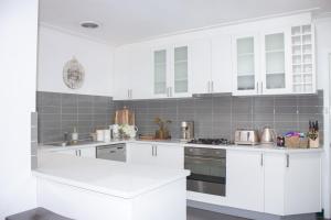 Ballarat Cozy Cottage for Families, Sleeps 8, Pet Friendly, Big backyard, Parking for 4 cars, Close to Shopping mall