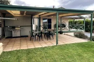 Family and Pet Friendly in central location - Tumby Bay