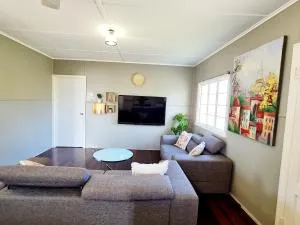 Entire 3 bedroom house 2000 m2 - 5 mins WALK to Torquay Beach, Hervey Bay - Hervey Bay