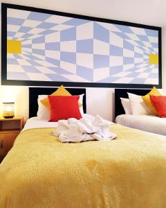 Modern 2 BR Apartment near Town