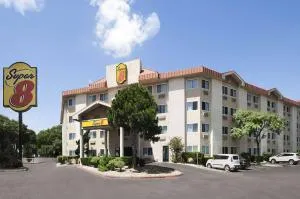 Super 8 by Wyndham Austin North/University Area - Austin