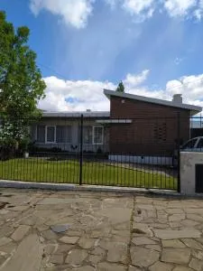 Casa grande y cómoda en el centro de Esquel - Esquel