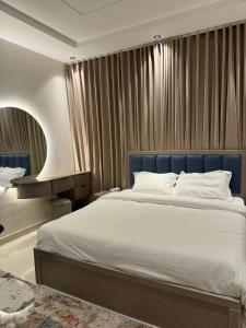 Self entry elegant studio near Blvd