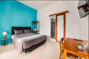 Greek House: Room wDesk + Shared Pool&Kitchen 4