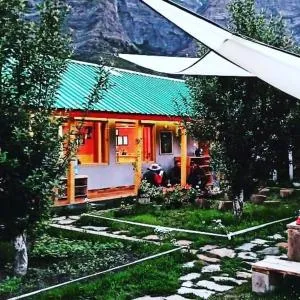 Flying monk huts and restaurant - Tāndi