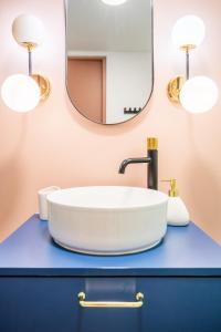 Elegant Studio Old Town Parking by #Hoomvi