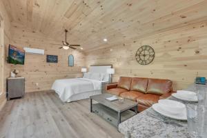 Follies Cottage, Pickleball Court, Creek, WIFI, Mountain Views, Starting at 79"