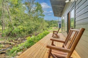 Follies Cottage, Pickleball Court, Creek, WIFI, Mountain Views, Starting at 79