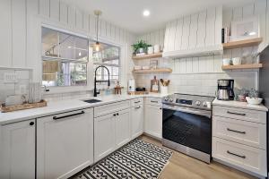 The Augustine - Steps to Downtown w King Bed