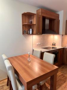 Prime location one bed apartment with hydro bath in Royal Plaza