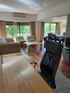 Excelente semipiso todo externo frente a plaza