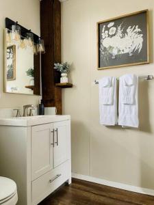 Abode à la Mode Centrally Located 2BR1BA Home