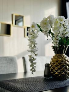 Abode à la Mode Centrally Located 2BR1BA Home