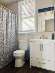 Abode à la Mode Centrally Located 2BR1BA Home