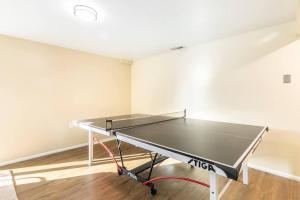 Spacious 3BR Basement Apt near Airport, Work, Ski