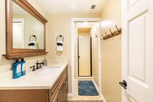 Spacious 3BR Basement Apt near Airport, Work, Ski