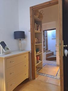 Maisons de vacances Le Cottage de Sainte Valiere (Jacuzzi et terrasse ) : Maison 2 Chambres