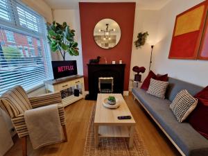 Cosy Luxury Home next to City Centre with Free Parking and Garden - Contractors & Relocators