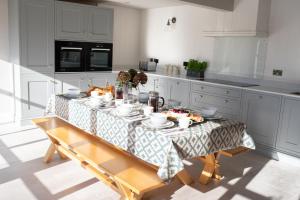 Lakeview Barn, sleeps 5-7 Guests new inside