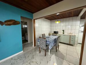 Amplo apart. com sacada, WiFi, Estacionamento, kit de praia, completo!